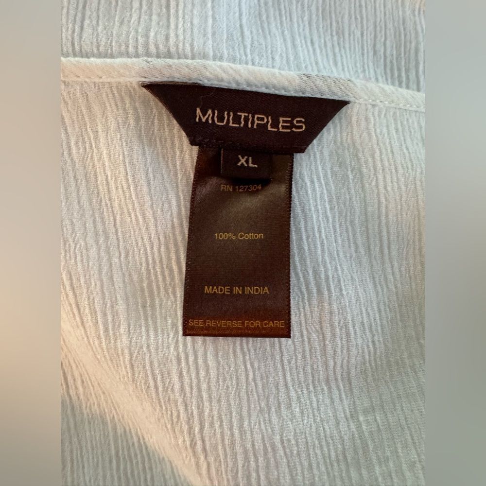 Timeless! Multiples white button top! - Picture 16 of 16
